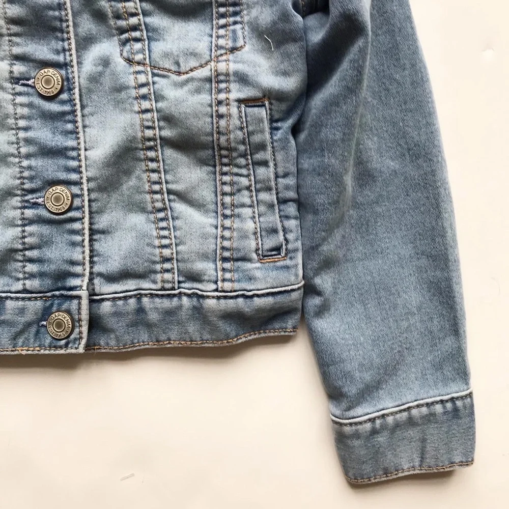 Gapkids medium wash soft denim jacket VGUC - sticker S(6-7Y)